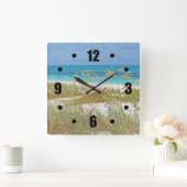 "白い砂のビーチ、海の草、青緑色水" スクエア壁時計 (ホーム)