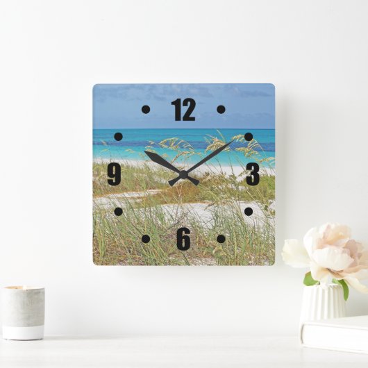 "白い砂のビーチ、海の草、青緑色水" スクエア壁時計 (ホーム)