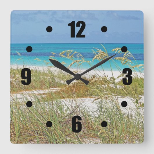 "白い砂のビーチ、海の草、青緑色水" スクエア壁時計 (正面)