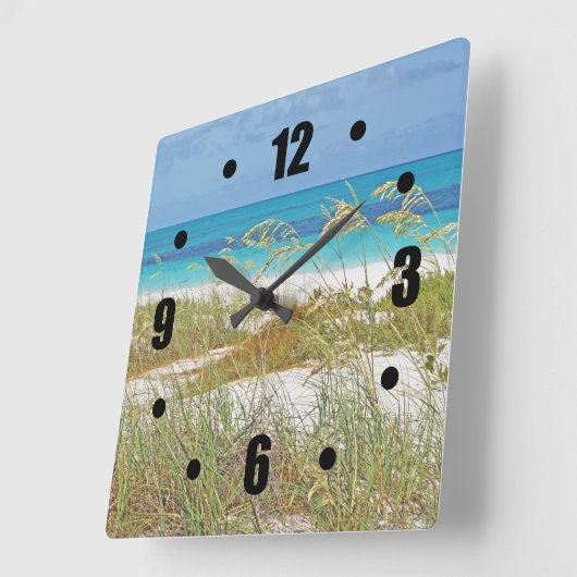 "白い砂のビーチ、海の草、青緑色水" スクエア壁時計 (傾斜)