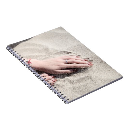 白い砂の上に横たわる女性 ノートブック (右側)