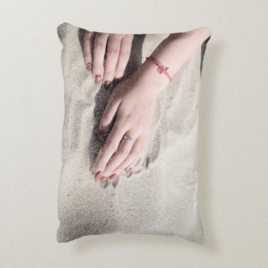 白い砂の上に横たわる女 アクセントクッション (裏面(縦))