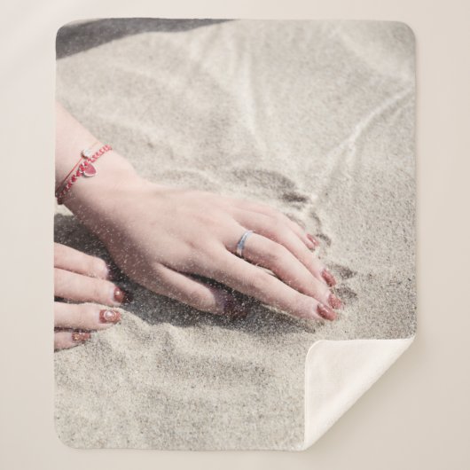 白い砂の上に横たわる女 シェルパブランケット (正面)