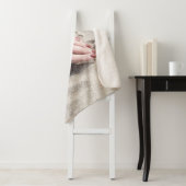 白い砂の上に横たわる女 シェルパブランケット (インサイチュ)