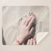 白い砂の上に横たわる女 シェルパブランケット (正面(横))