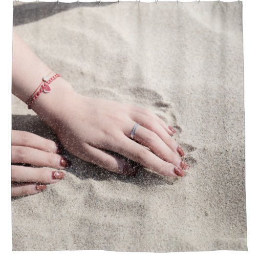 白い砂の上に横たわる女 シャワーカーテン (正面)