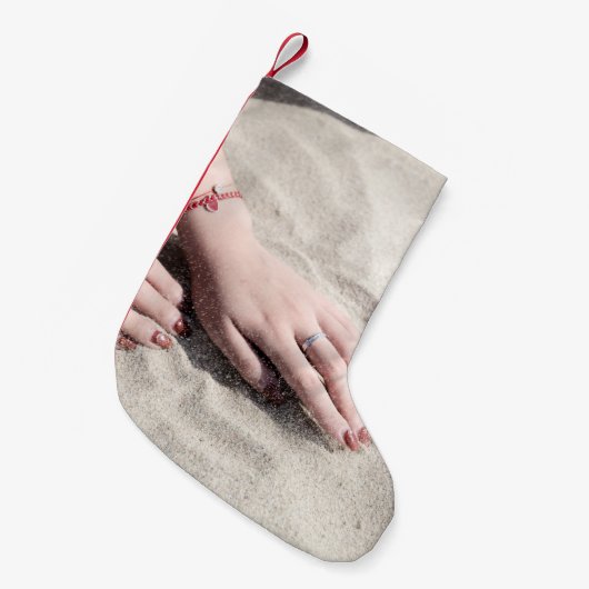 白い砂の上に横たわる女 スモールクリスマスストッキング (正面 (吊り時))