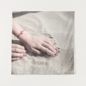 白い砂の上に横たわる女 タペストリー (正面)