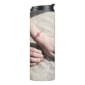 白い砂の上に横たわる女 タンブラー (回転左)