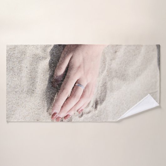 白い砂の上に横たわる女 バスタオル (バスタオル)