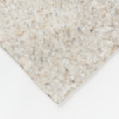 白い砂の上に横たわる女 フリースブランケット (角)