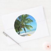 白い砂の上に黄色のカヤックビーチラウンドステッカー ラウンドシール (封筒)