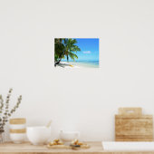 白い砂の上に黄色のカヤックビーチ ポスター (キッチン)