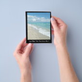 白い砂浜の足跡、青く美しい海の景色 チラシ (手)