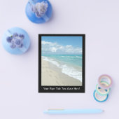 白い砂浜の足跡、青く美しい海の景色 チラシ (シングル)