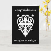 白い祝いハートのゴシック色のケルトの十字 カード (黄色い花)