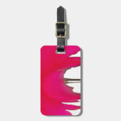 白い空の下にシックで素晴らしい赤いバラ。 ラゲッジタグ (正面縦)