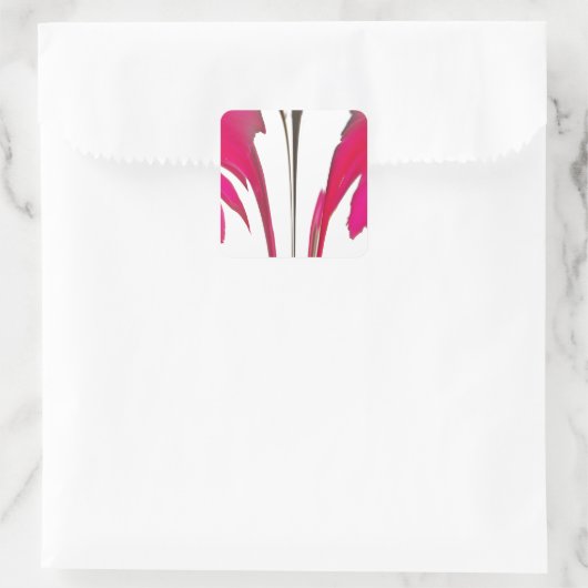 白い空の下に佇む、素敵な真っ赤なバラ.png スクエアシール (バッグ)