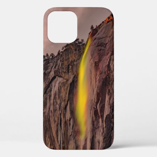 白い空の下に落ちる滝 Case-Mate iPhoneケース (裏面)