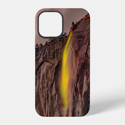 白い空の下に落ちる滝 iPhoneケース (裏面)