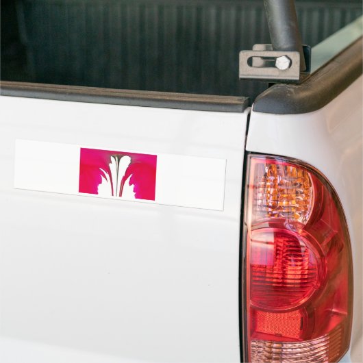 白い空の下のシックで素晴らしい赤いバラ バンパーステッカー (トラック上)