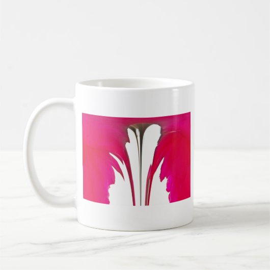 白い空の下のシックで驚くべき赤のバラ.png コーヒーマグカップ (左)