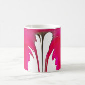 白い空の下のシックで驚くべき赤のバラ.png コーヒーマグカップ (中央)