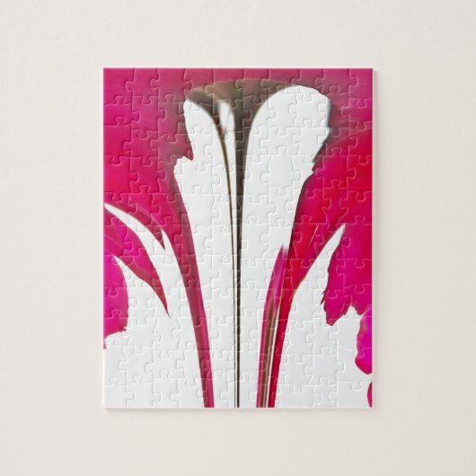 白い空の下のシックで驚くべき赤のバラ.png ジグソーパズル (縦)