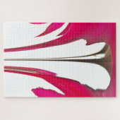 白い空の下のシックで驚くべき赤のバラ.png ジグソーパズル (横)