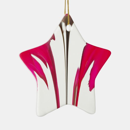 白い空の下のシックで驚くべき赤のバラ.png セラミックオーナメント (右)