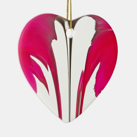 白い空の下のシックで驚くべき赤のバラ.png セラミックオーナメント (右)