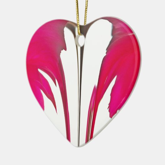 白い空の下のシックで驚くべき赤のバラ.png セラミックオーナメント (左)