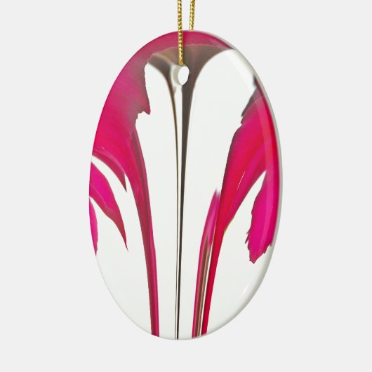 白い空の下のシックで驚くべき赤のバラ.png セラミックオーナメント (左)