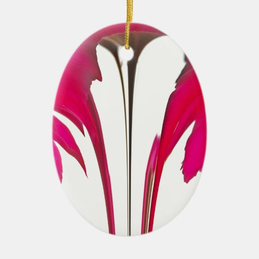 白い空の下のシックで驚くべき赤のバラ.png セラミックオーナメント (正面)