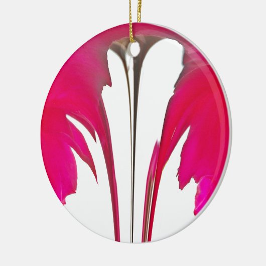 白い空の下のシックで驚くべき赤のバラ.png セラミックオーナメント (左)