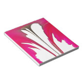 白い空の下のシックで驚くべき赤のバラ.png ノートパッド (アングル)