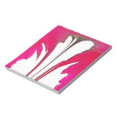 白い空の下のシックで驚くべき赤のバラ.png ノートパッド (回転)