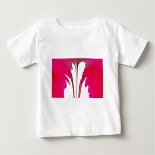 白い空の下のシックで驚くべき赤のバラ.png ベビーTシャツ