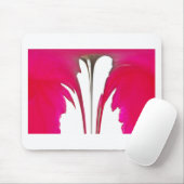 白い空の下のシックで驚くべき赤のバラ.png マウスパッド (マウス)