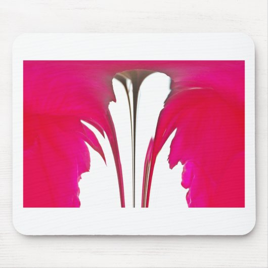 白い空の下のシックで驚くべき赤のバラ.png マウスパッド (正面)