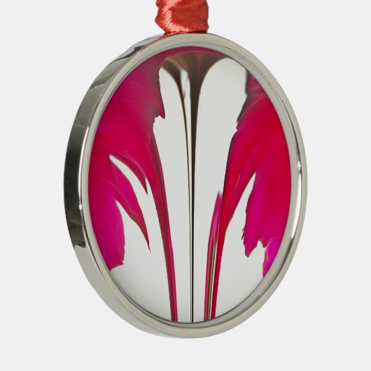 白い空の下のシックで驚くべき赤のバラ.png メタルオーナメント (右)