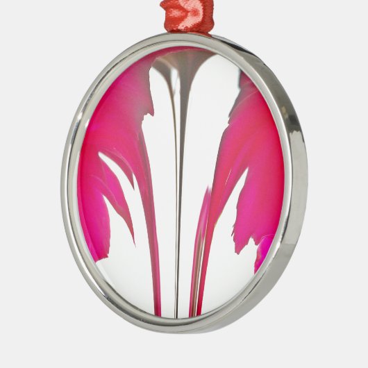 白い空の下のシックで驚くべき赤のバラ.png メタルオーナメント (左)