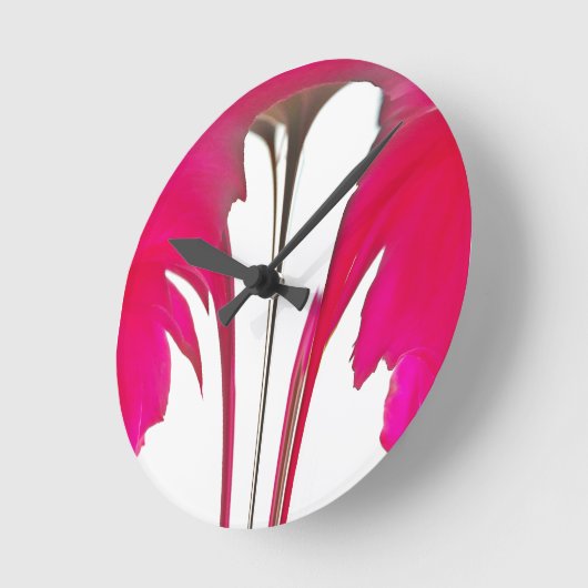 白い空の下のシックで驚くべき赤のバラ.png ラウンド壁時計 (傾斜)