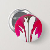 白い空の下のシックで驚くべき赤のバラ.png 缶バッジ (正面&裏面)