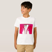 白い空の下のシックで驚くべき赤のバラ.png tシャツ (正面フル)