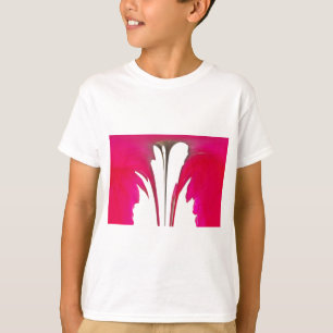 白い空の下のシックで驚くべき赤のバラ.png tシャツ