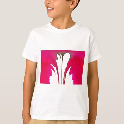 白い空の下のシックで驚くべき赤のバラ.png tシャツ (正面)