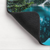 白い空の下の湖と山 マウスパッド (コーナー)