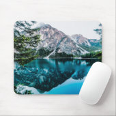 白い空の下の湖と山 マウスパッド (マウス)