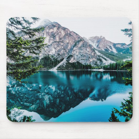 白い空の下の湖と山 マウスパッド (正面)